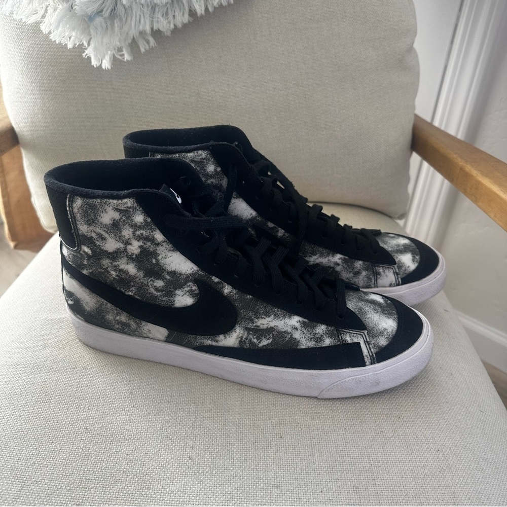 Nike Black and White Sneakers